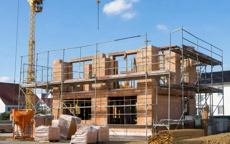 Massivhaus-Neubau mit verputzter Fassade – typisch für den Hausbau im Saarland